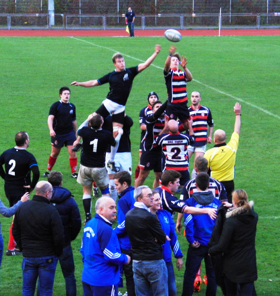 Hier wird der Ball geholt! Hier wird der Ball geholt!